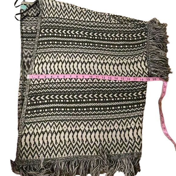 Sugarmint ~ Green & Ivory Poncho/Wrap ~ Fringe edging ~ size Medium - Picture 9 of 9